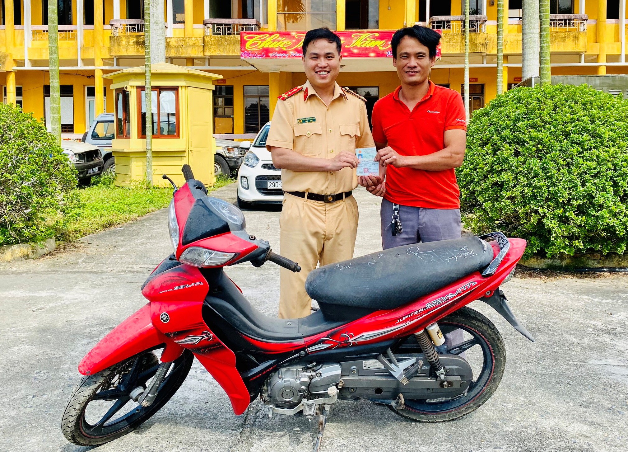 Phòng CSGT đường bộ-đường sắt: Trả lại 2 phương tiện cho chủ sở hữu sau nhiều năm thất lạc